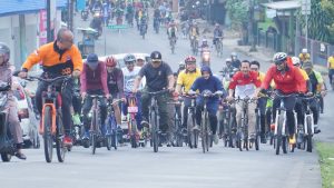 Rangkaian HUT Bhayangkara ke-77, Polres Banjar Gowes Sinergitas dan Bakti Sosial