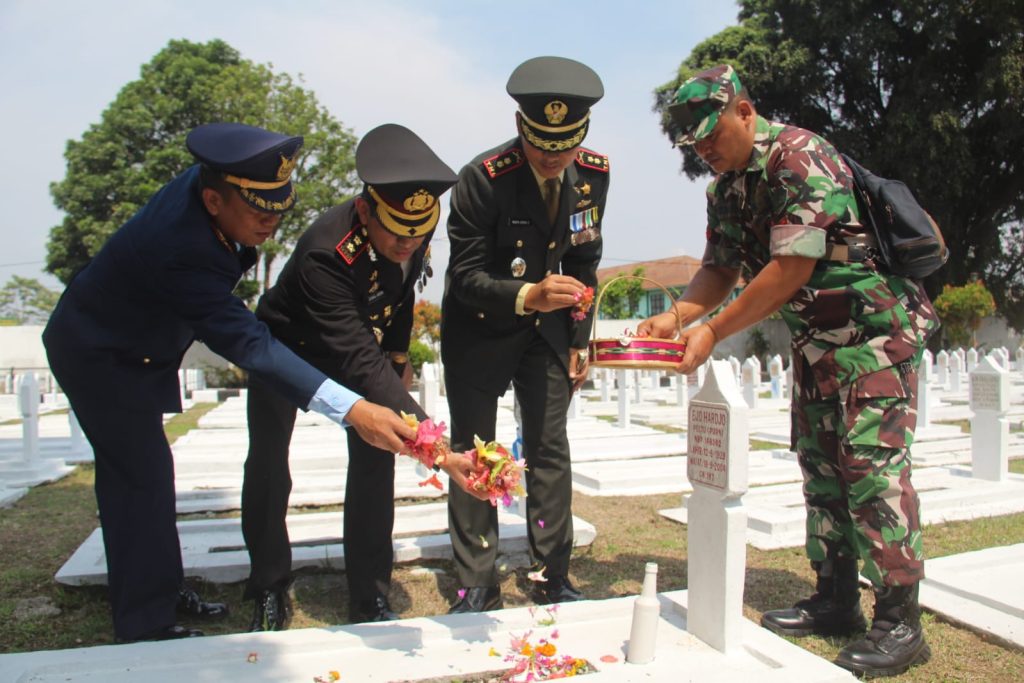 Dandim 0612/Tasikmalaya Pimpin Ziarah Nasional dan Tabur Bunga di TMP Kusumah Bangsa