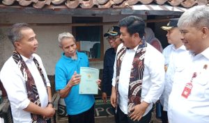 Menteri ATR/BPN ‘Blusukan’ Bagikan Sertifikat Tanah