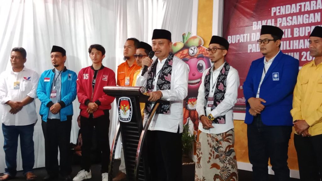 Jembut Optimisme Kemenangan, Paslon Iwan-Dede Daftar ke KPU