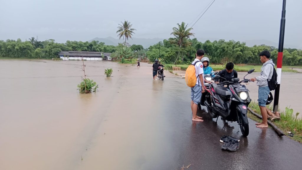 Banjir Cipondok Rusak Sawah dan Terputusnya Jalan Alternatif