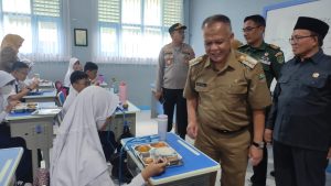 Uji Coba Makan Bergizi Gratis Perdana, Bagikan 2.999 Paket