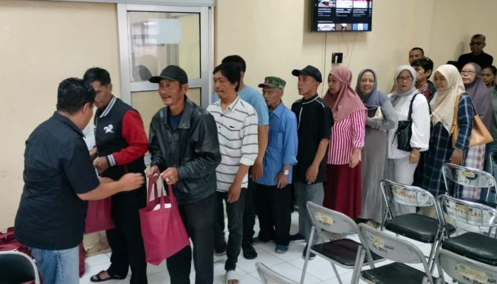 Wujud Kepedulian dan Toleransi, Anggota DPRD Kota Tasikmalaya Bantu Marbot, OB dan Security Gereja