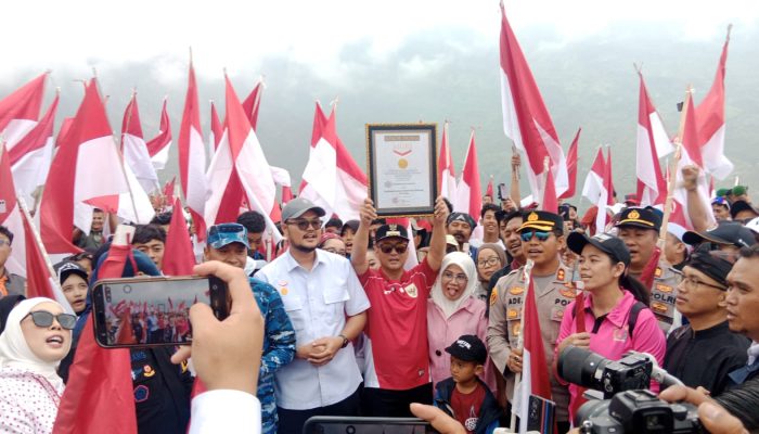 Kibarkan 2681 Bendera Merah Putih di Gunung Galunggung, Gugah Persatuan Sekaligus Pecahkan Rekor MURI